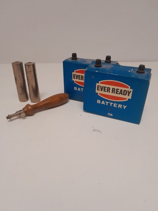 Antieke Elektrotherapie apparaat met Batterijen en Accessoires