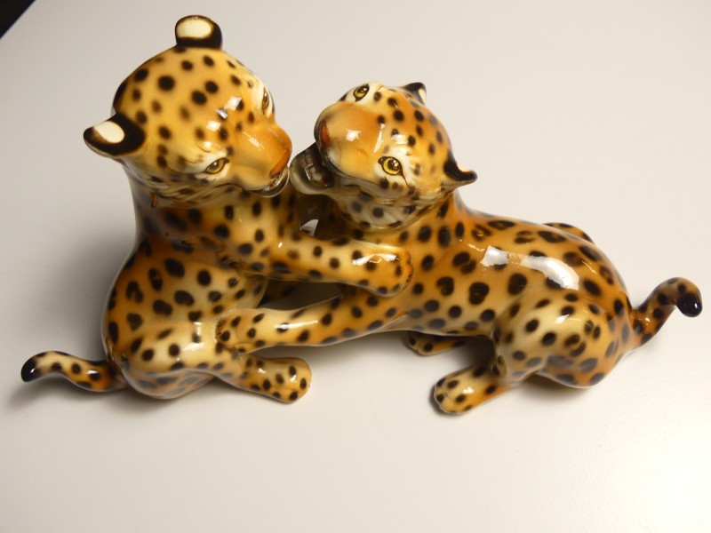 Spelende luipaardjes sculptuur