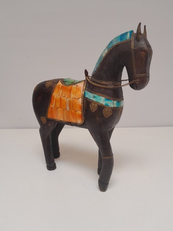 Marwari paard uit hout gesneden en ingelegd met been en koper