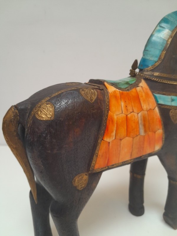 Marwari paard uit hout gesneden en ingelegd met been en koper