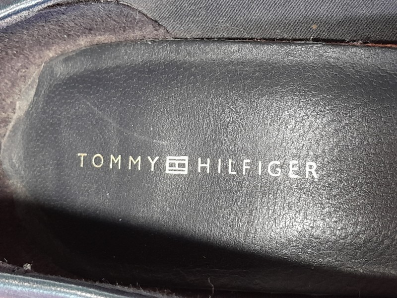Donker blauwe pumps gelabeld "Tommy Hilfiger"