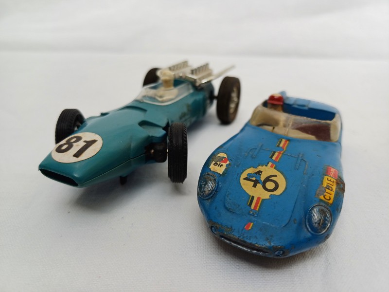 Verzameling vintage racewagens