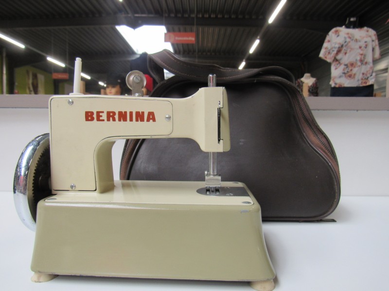 Mini Bernina naaimachine met originele opbergtas