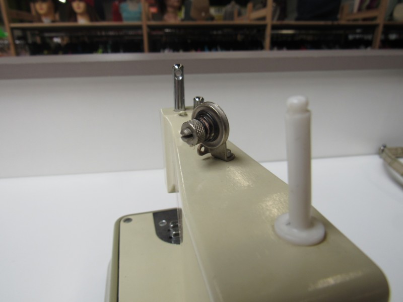 Mini Bernina naaimachine met originele opbergtas