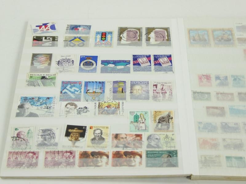 Reeks van 13 gevulde postzegel albums - internationaal