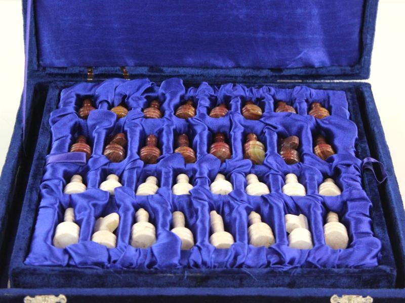 Blauwe koffer met een volledige schaakset - gemaakt uit marmer