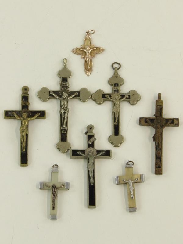 Groot lot van 51 katholieke juwelen
