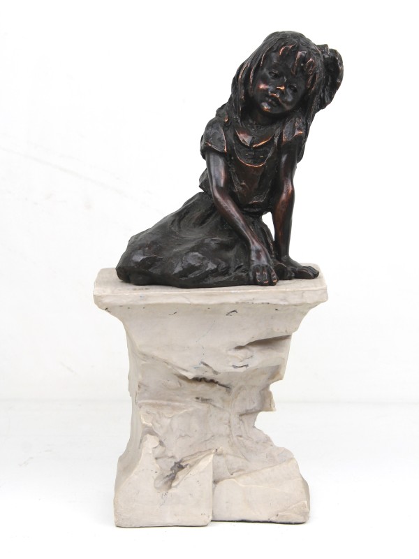 Sculptuur in brons - Meisje op sokkel