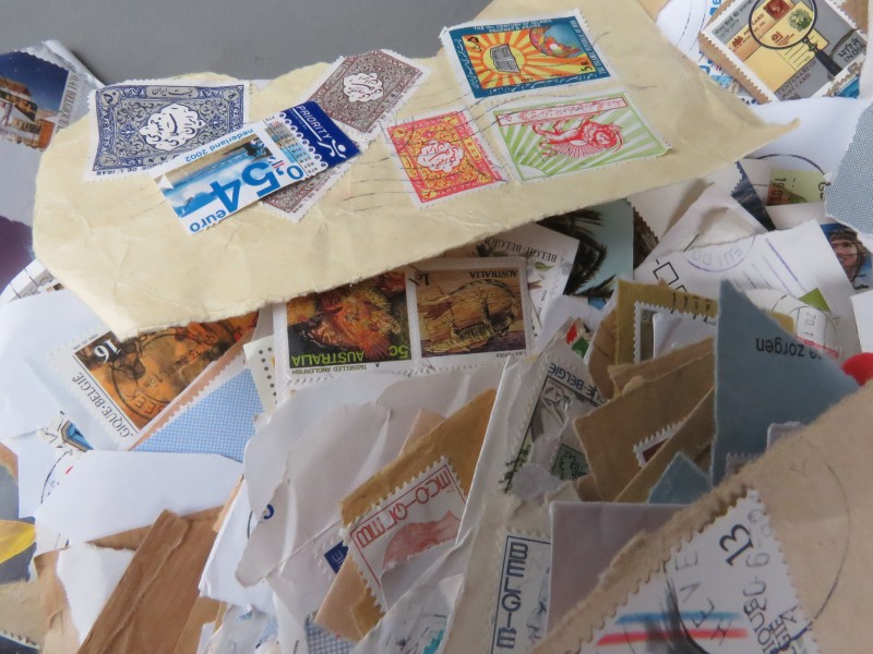 Groot lot uitgeknipte postzegels