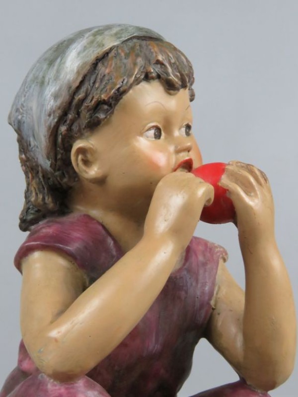 Vintage beeld appel etend meisje