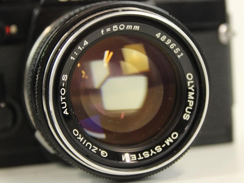 Vintage Olympus OM-2 spiegelreflexcamera met extra lenzen in draagtas