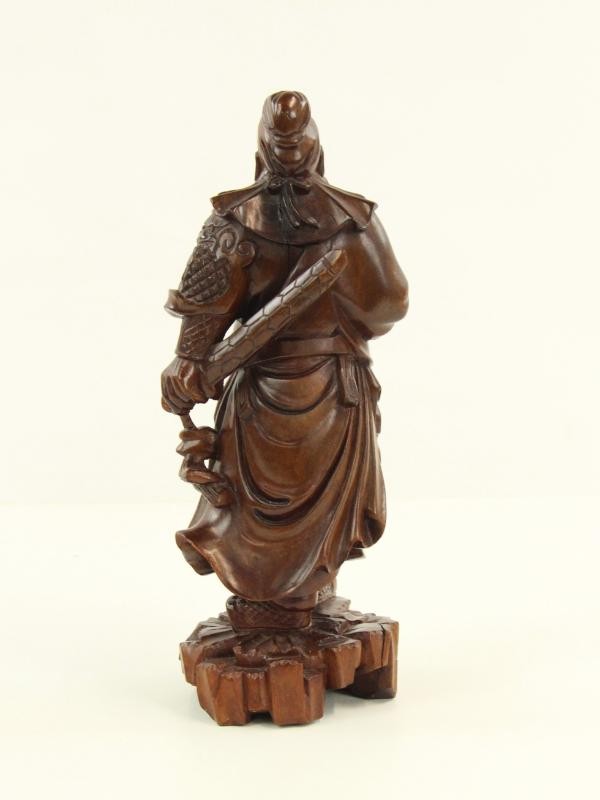 Houten beeld van Chinese krijger Guan Yu