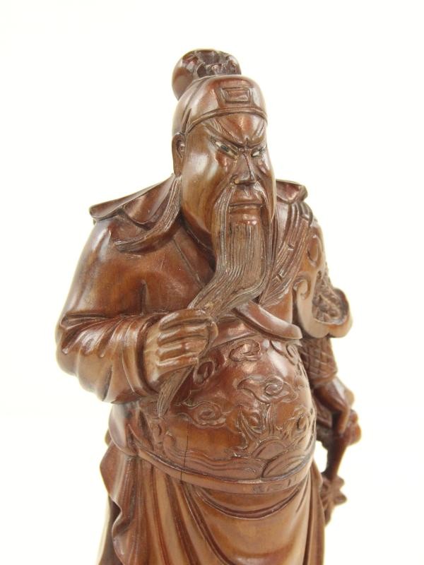 Houten beeld van Chinese krijger Guan Yu