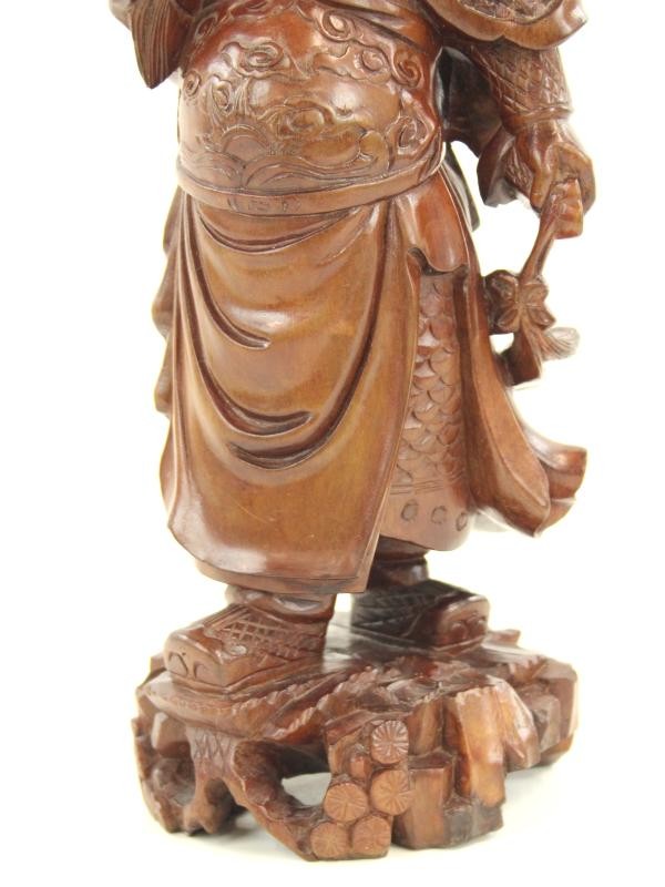 Houten beeld van Chinese krijger Guan Yu