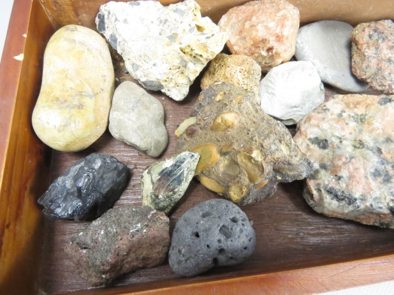 Verzameling stenen met een drakensteen