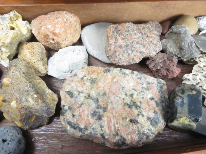 Verzameling stenen met een drakensteen