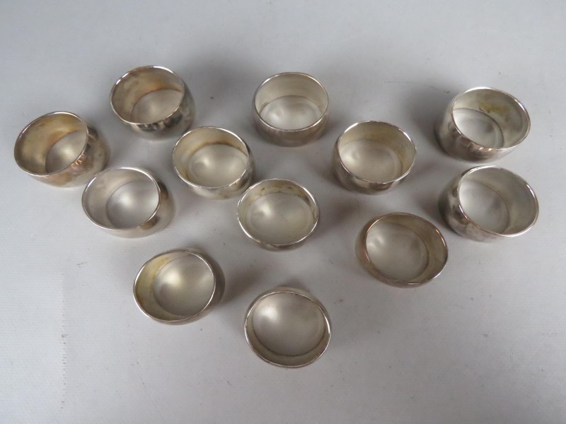 Set van 12 zilverkleurige servet ringen