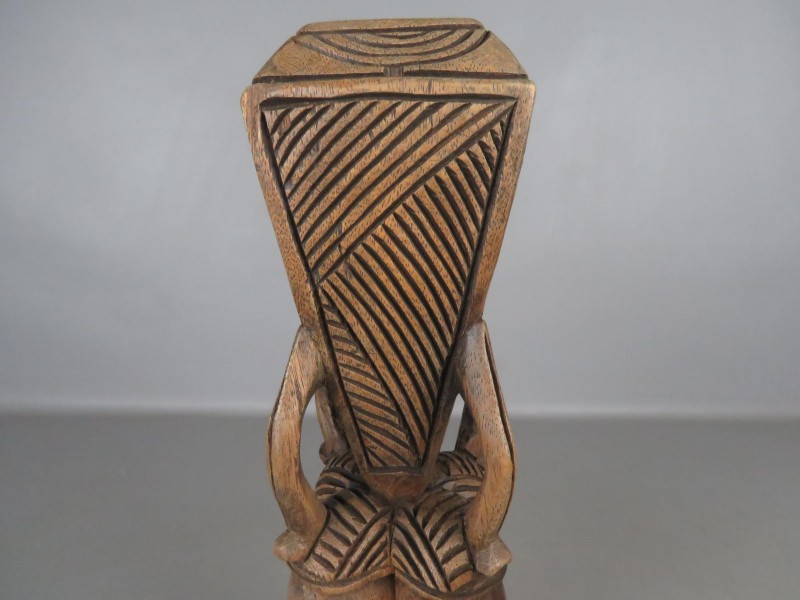 Handgesneden vierhoofdige houten sculptuur