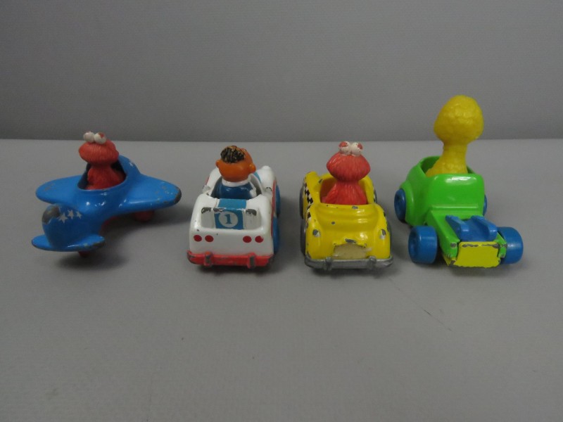 4 sesamstraat speelgoed auto's