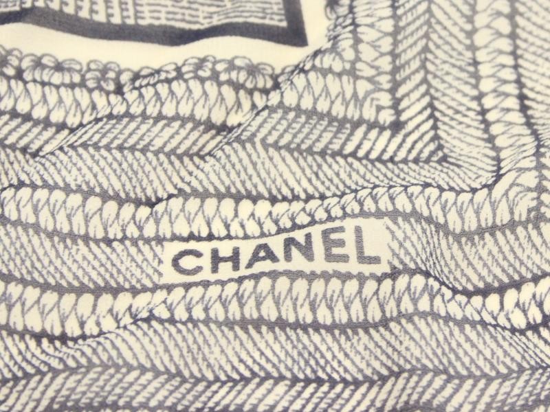 Mooie foulard gemerkt Chanel