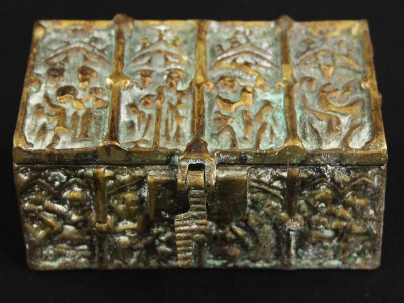 Oud Neogotisch kistje met Bijbelse taferelen