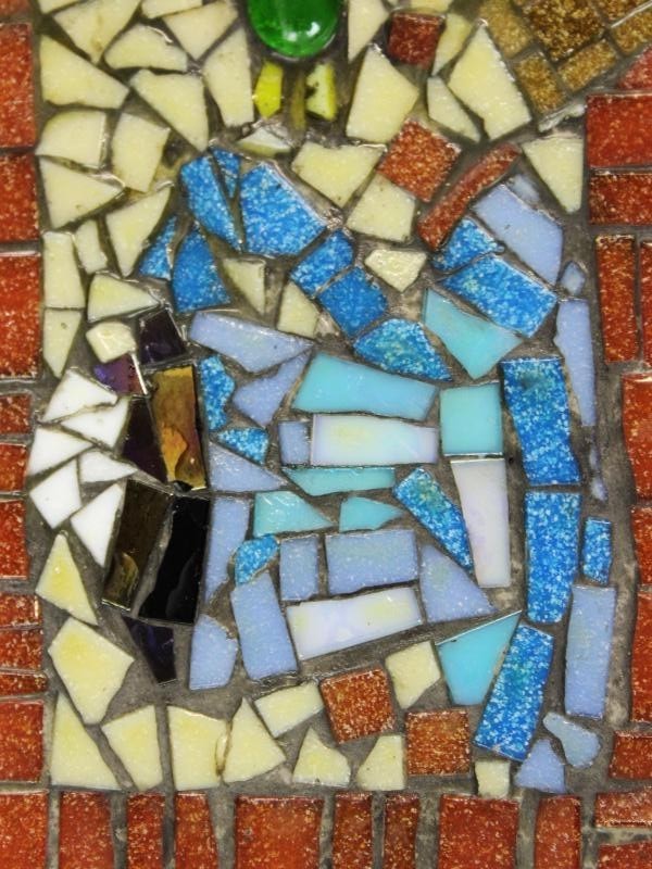 Kleurrijke mozaïekschaal met abstract patroon