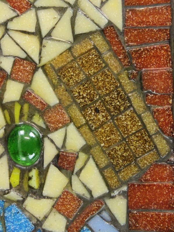 Kleurrijke mozaïekschaal met abstract patroon