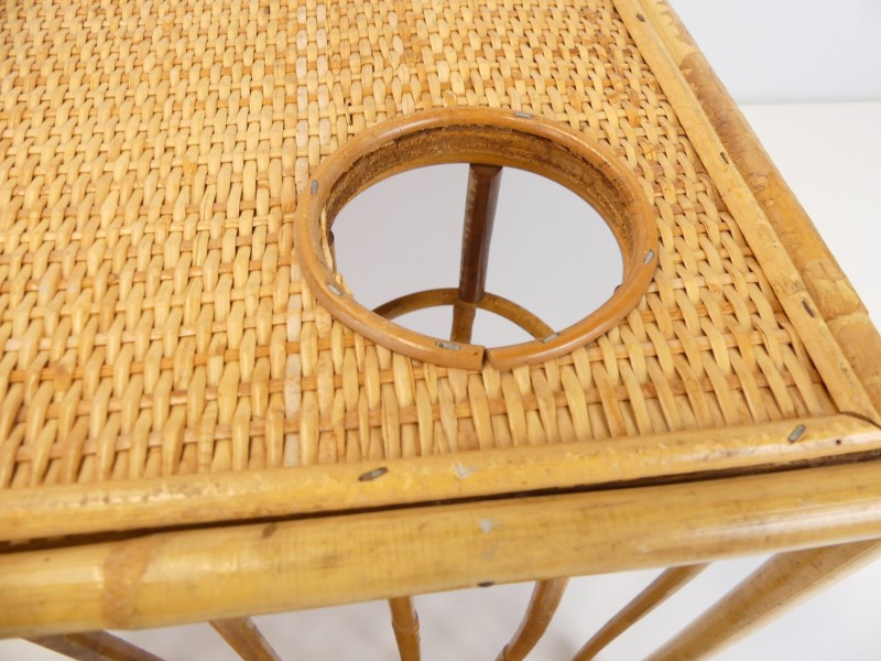 Vintage rotan ontbijt dienblad in bed