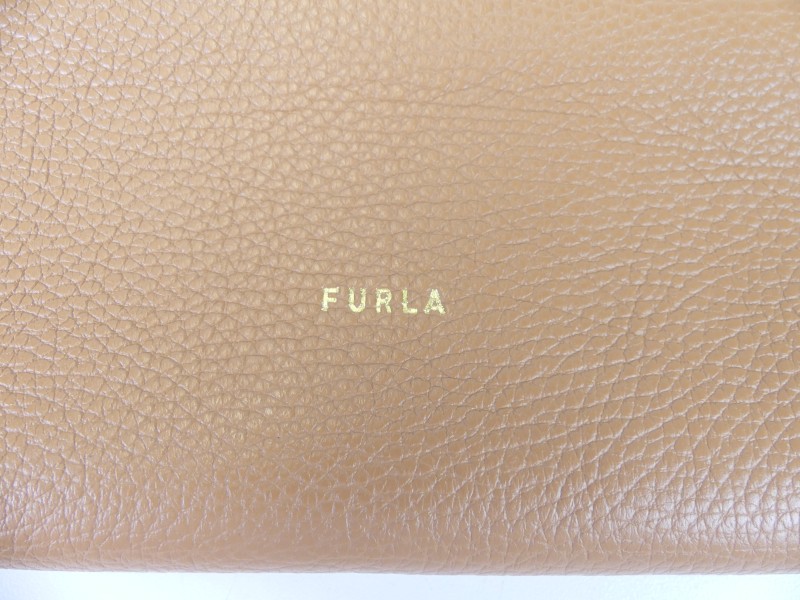 Handtas gemerkt Furla.