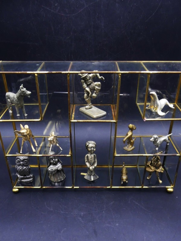 Vintage Glazen vitrinekastje met metalen figuren