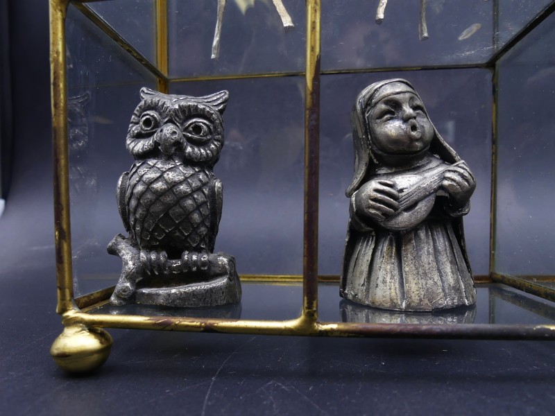 Vintage Glazen vitrinekastje met metalen figuren