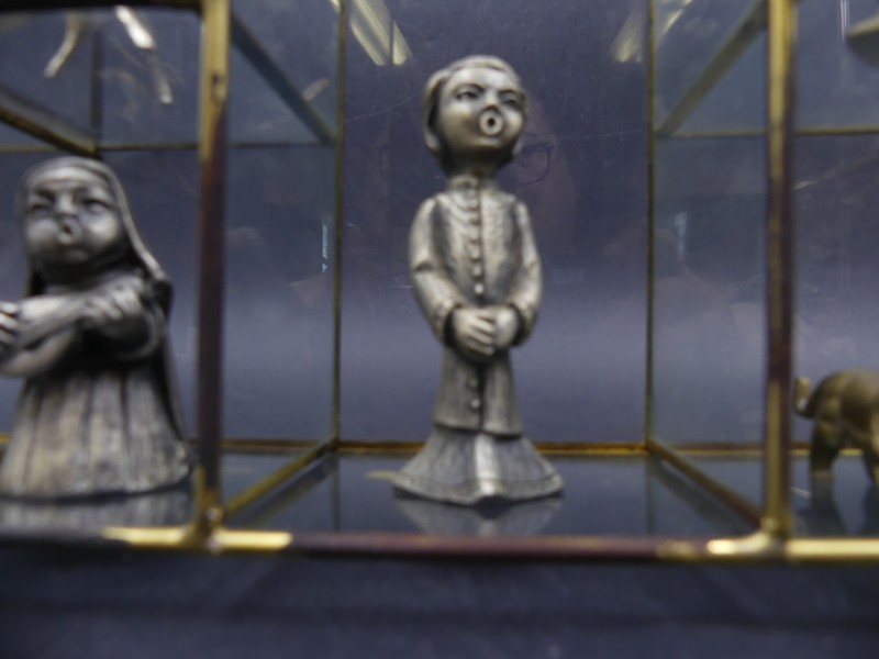 Vintage Glazen vitrinekastje met metalen figuren