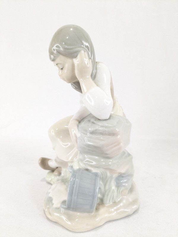 NAO by LLADRO 'Figura Lechera Triste'