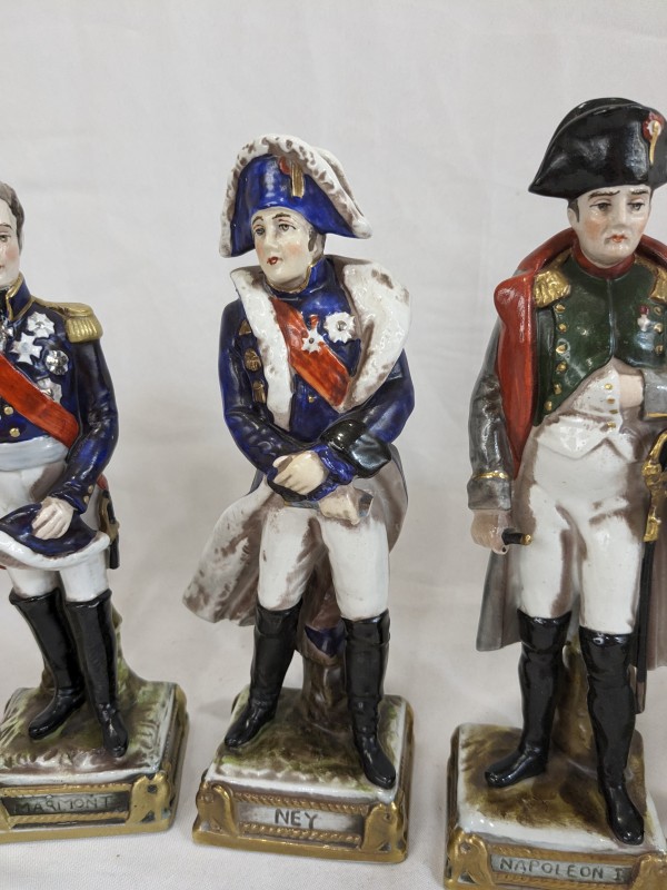 Napoleontische officieren van veelkleurig porselein. [12St.]