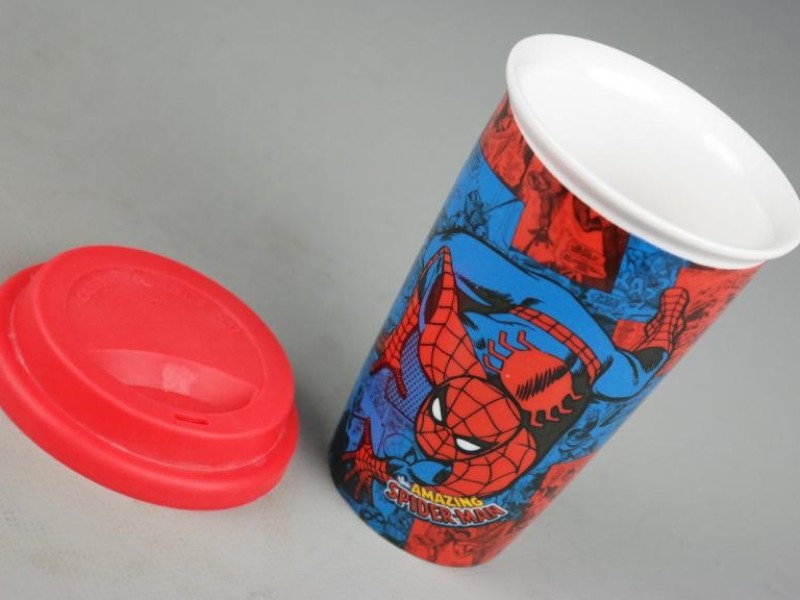 Spiderman porseleinen beker met rubberen deksel.