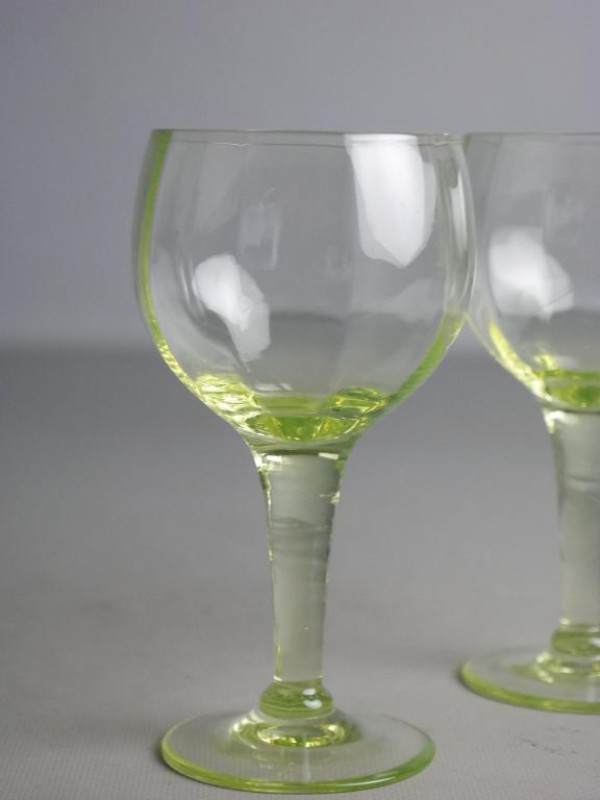 Twee uranium glas wittewijn glazen.