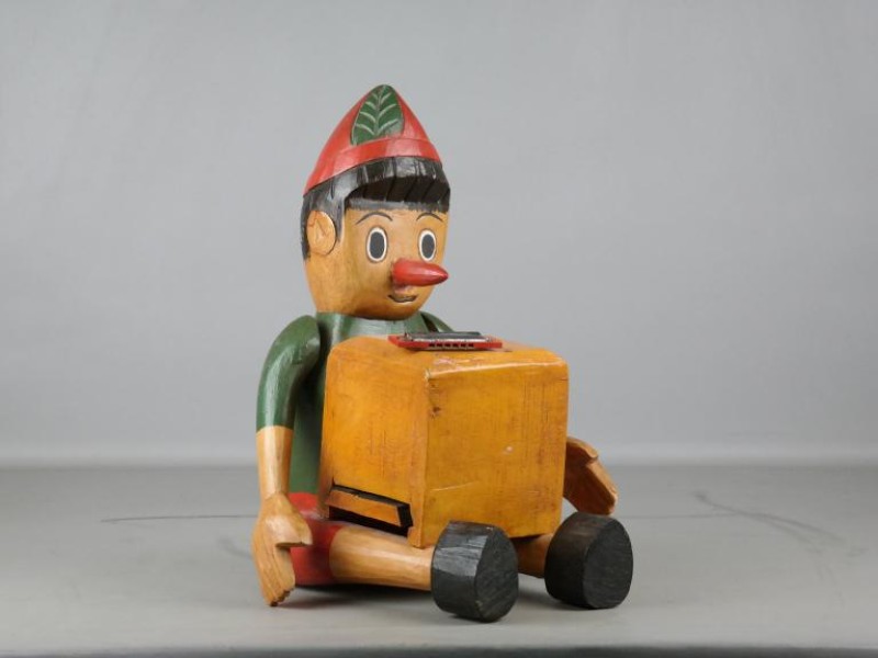 Vintage houten Pinocchio inzamelbox en mondharmonica.
