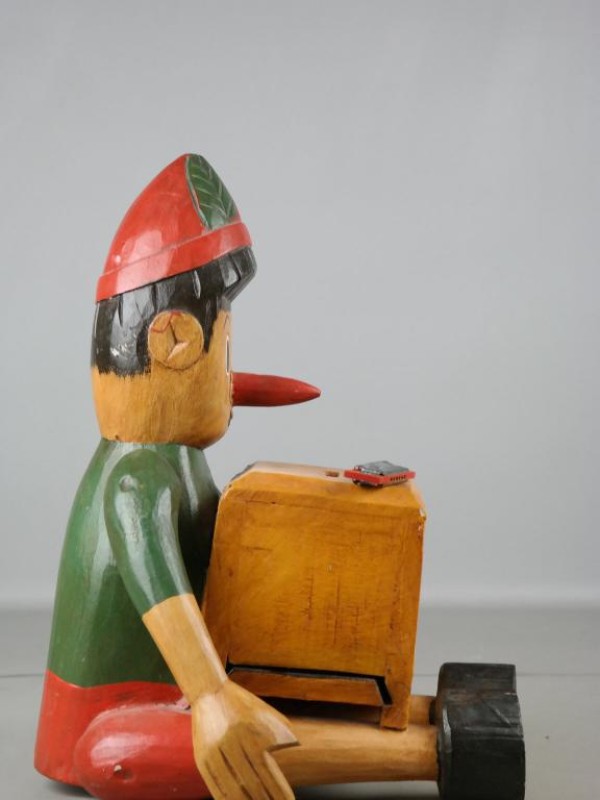 Vintage houten Pinocchio inzamelbox en mondharmonica.