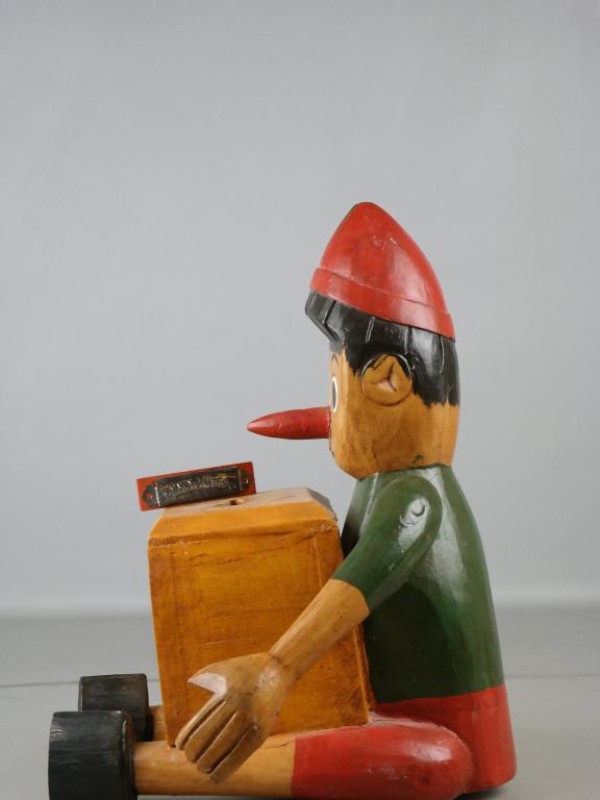 Vintage houten Pinocchio inzamelbox en mondharmonica.