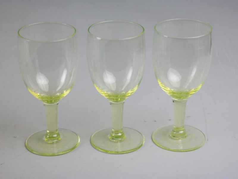 Drie uraniumglas wijnglazen.