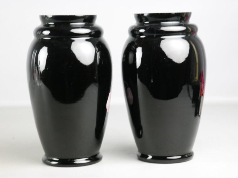 Twee Boomse zwart glazen vazen