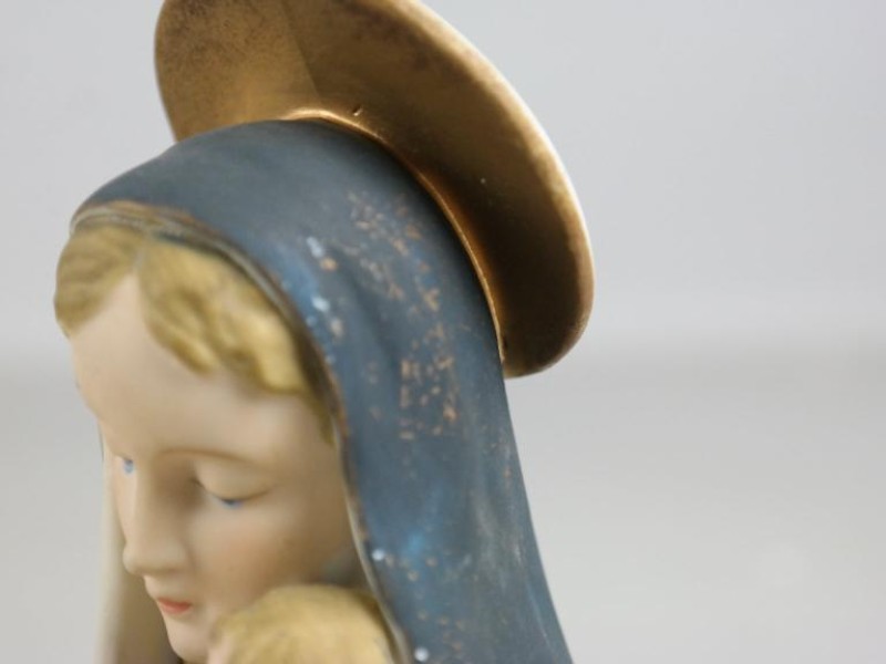 Kleine buste van Maria met Jezus.