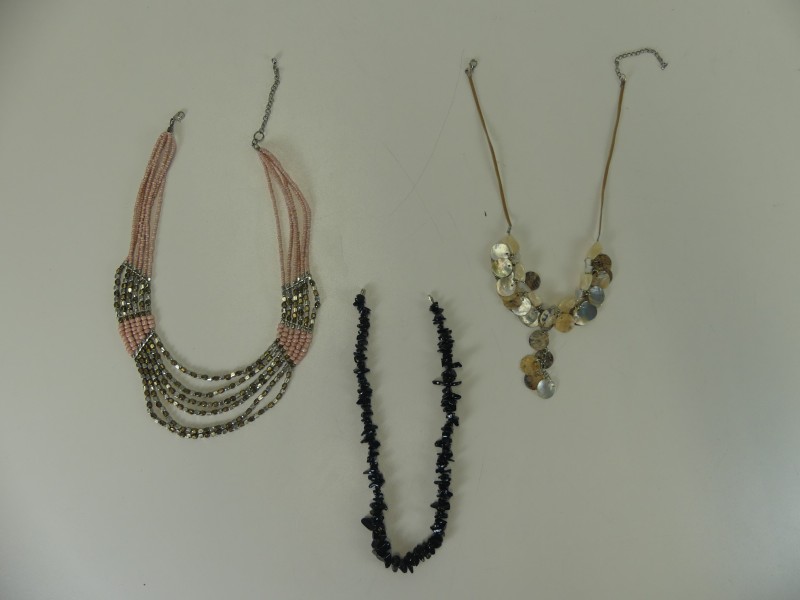 Juwelen: 3 halskettingen