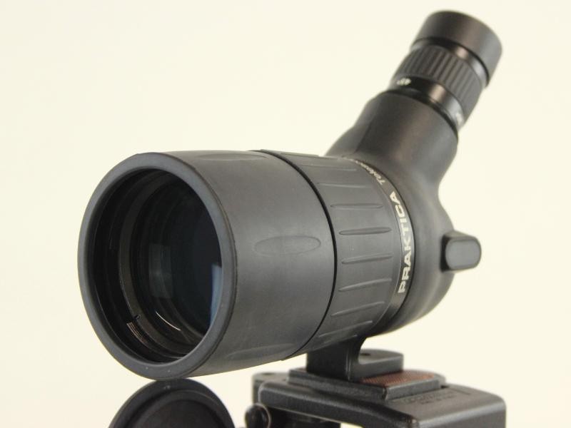 Spotting scope 'Praktica 15-45x60mm' op Manfrotto-statief