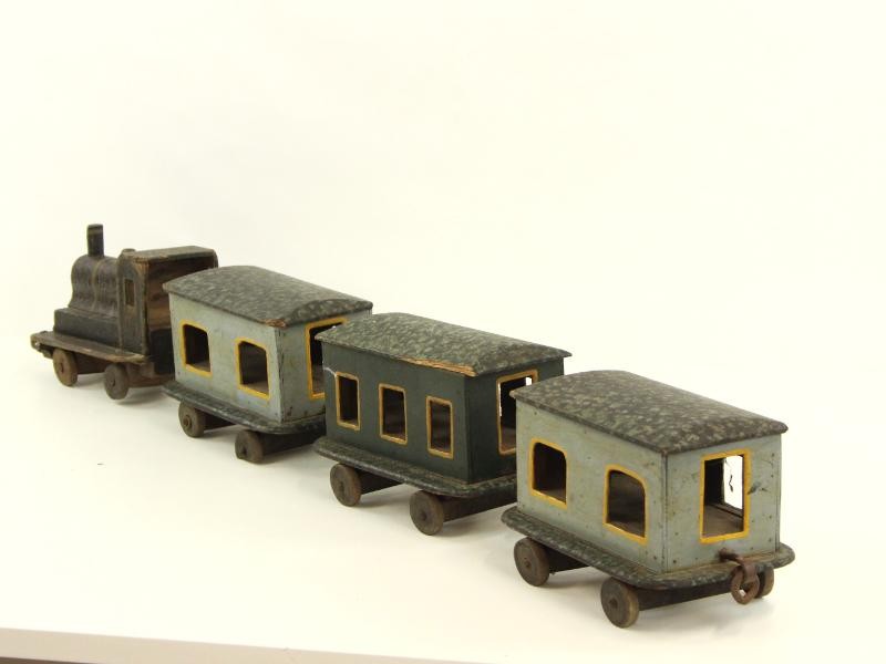 Antieke, houten stoomlocomotief met 3 bijhorende wagons