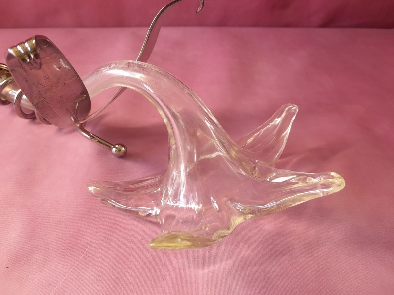 Glazen soliflor vaas in een metalen houder