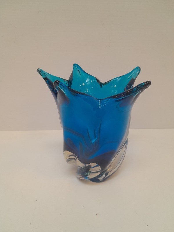 Zware blauwe glazen vaas