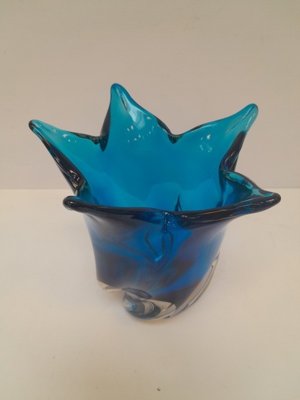 Zware blauwe glazen vaas