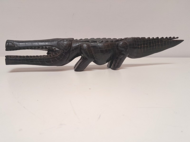 Een houten handgesneden krokodil