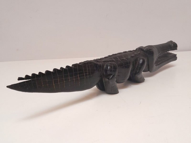 Een houten handgesneden krokodil